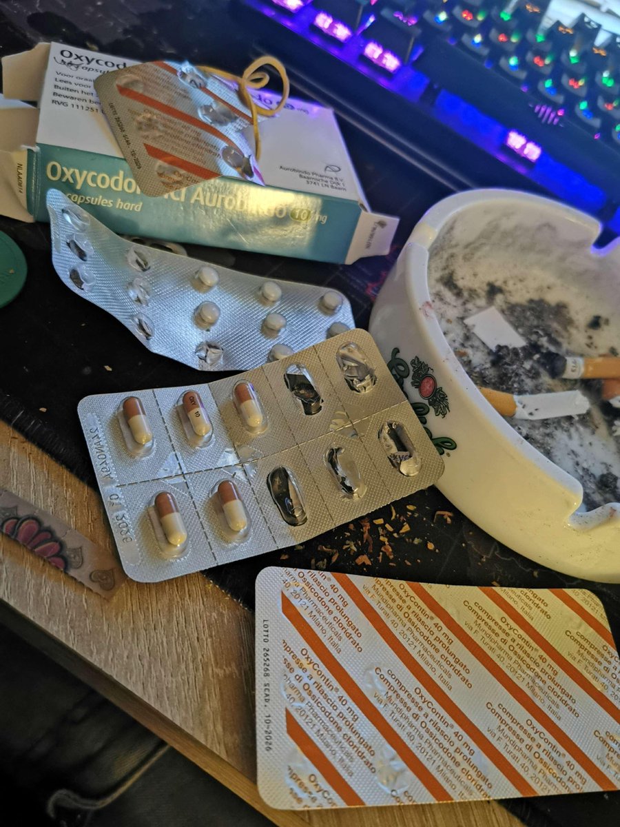 cesarSlum's tweet photo. Some Oxys for the day 🤦🤦 https://t.co/g4nLuv8v3x