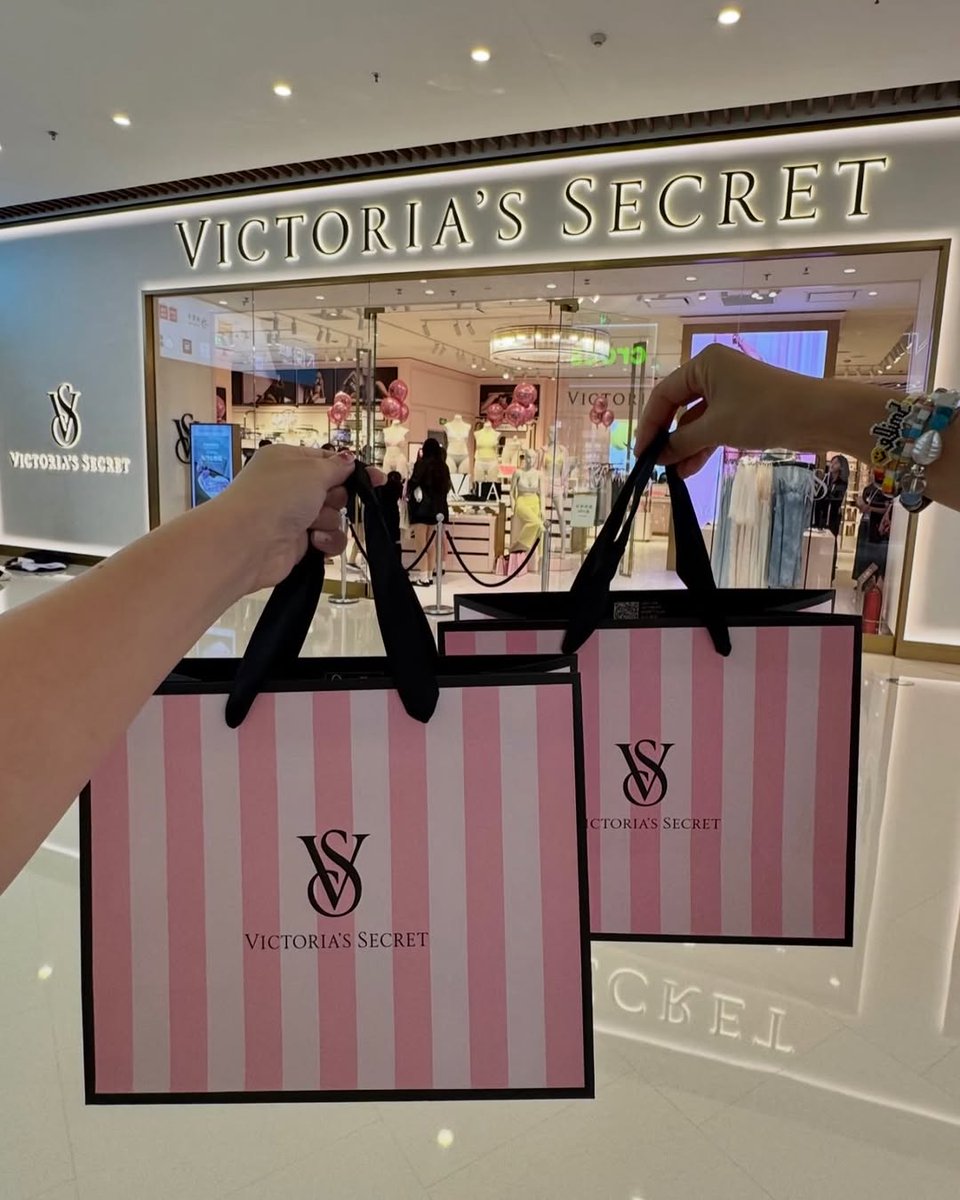 Emma_Sarcasmtic's tweet photo. Happiness comes in Victoria’s Secret bags 🎀✨🩷 https://t.co/ImFBToKqeA