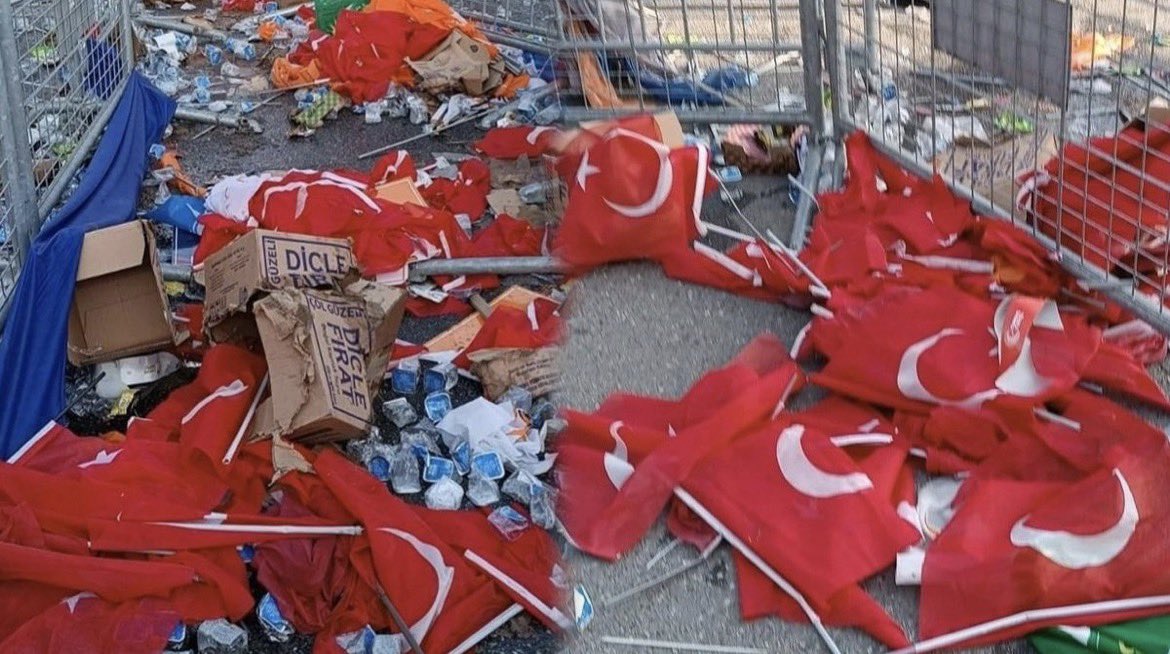 Redkit_3460's tweet photo. @ErkanYaziciTR Akp mitingi delikanlı yüreğinle bunlarda bi giydir vatansız diye . Bayrağını böyle yapanlardan vatan evladı olmaz dimi @ErkanYaziciTR https://t.co/DM4IlATxfi