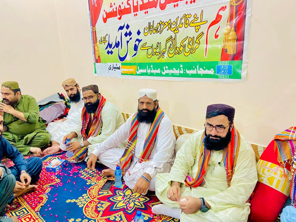 SamiSwati_'s tweet photo. مٹیاری: جےیوآئی ڈیجیٹل میڈیا کا تربیتی کنونشن، تنظیمی و ڈیجیٹل سرگرمیوں کو مزید مؤثر بنانے کا عزم

ہالا : جمعیت علماء اسلام ضلع مٹیاری کے ڈیجیٹل میڈیا کی جانب سے الجمعیت ہاؤس ہالا میں تربیتی کنونشن کا انعقاد کیا گیا، جس میں جےیوآئی ضلع مٹیاری، تحصیل مٹیاری، ہالا اور سع��د آباد کے تنظیمی و ڈیجیٹل میڈیا ذمہ داران سمیت کارکنان نے بھرپور شرکت کی۔

کنونشن کے مہمانِان میں صوبائی کوآرڈینیٹر مولانا سمیع الحق سواتی اور صوبائی سالار سلیم سندھی سامل ��ھے ، جبکہ صوبائی معاون کوآرڈینیٹر عکاشہ عباسی، صوبائی معاون کوآرڈینیٹر طارق میمن، جمعیت علماء اسلام ضلع مٹیاری کے جنرل سیکریٹری مولانا رجب علی نوح پوٹو، جمعیت علماء اسلام تعلقہ مٹیاری کے امیر مولانا امیر علی کھوسو، جمعیت علماء اسلام تعلقہ ہالا کے امیر حاجی صاحب ڈنو وریاہ، حافظ مبین خاصخیلی، ضلع مٹیاری کے کوآرڈینیٹر عطاءُ اللہ نوح پوٹو، تعلقہ مٹیاری کے کوآرڈینیٹر مفتی رفیق اختر کھوسو، تعلقہ ہالا کے کوآرڈینیٹر برکت سندھی اور تعلقہ سعید آباد کے کوآرڈینیٹر حافظ عبدالحلیم کاکا سمیت جےیوآئی ڈیجیٹل میڈیا سے وابستہ تمام احباب نے بھرپور شرکت کی۔

تربیتی کنونشن میں ڈیجیٹل میڈیا کی اہمیت، تنظیمی سرگرمیوں کی مؤثر تشہیر اور سوشل میڈیا پلیٹ فارمز کے ذریعے جمعیت علماء اسلام کے پیغام کو زیادہ سے زیادہ افراد تک پہنچانے کے حوالے سے مختلف امور پر گفتگو کی گئی۔ شرکاء نے عالمی امن اجتماع سکھر کی بھرپور تشہیر اور سوشل میڈیا کے پلیٹ فارمز پر جمعیت علماء اسلام کا مؤقف اور پیغام مؤثر انداز میں عوام تک پہنچانے کے عزم کا اظہار کیا۔

اس موقع پر جےیوآئی ضلع مٹیاری کی پوری جماعت، بالخصوص تحصیل ہالا، سعید آباد اور ��ٹیاری کے تمام تنظیمی ذمہ داران کی کنونشن میں مثالی شرکت کو سراہتے ہوئے ان کا تہہ دل سے شکریہ ادا کیا گیا۔ مقررین نے کہا کہ جماعتی سرگرمیوں کو جدید تقاضوں سے ہم آہنگ کرنے اور تنظیمی پیغام کو مؤثر انداز میں عوام تک پہنچانے میں ڈیجیٹل میڈیا کا کردار انتہائی اہم ہے۔

کنونشن کے انعقاد اور اس کی کامیابی میں جےیوآئی کے صوبائی ڈیجیٹل میڈیا سیل کے اراکین طارق میمن، حافظ عکاشہ عباسی، ضلعی کوآرڈینیٹر مولانا عطاءُ اللہ نوح پوٹو اور دیگر ساتھیوں کی کاوشوں کو بھی خراجِ تحسین پیش کیا گیا۔

شرکاء نے اس عزم کا اظہار کیا کہ ان شاءاللہ العزیز جےیوآئی ضلع مٹیاری ڈیجیٹل میڈیا کے پلیٹ فارم پر نئے جوش، ولولے اور جذبے کے ساتھ میدانِ عمل میں مؤثر کردار ادا کرے گی اور جماعتی سرگرمیوں، تنظیمی پروگراموں اور جمعیت علماء اسلام کے پیغام کو عوام تک پہنچانے کے لیے اپنی کوششیں مزید تیز کرے گی۔

  ربِ کریم تنظیمی وابستگی کے طفیل قائم ان محبتوں، اخوتوں اور باہمی تعاون کو سلامتی اور دوام عطا فرمائے۔ آمین یا رب العالمین۔

بشکریہ 
ٹیم جےیوآئی مٹیاری
#TeamJUIMatiari 
#TeamJUISindh #TeamJUIPak