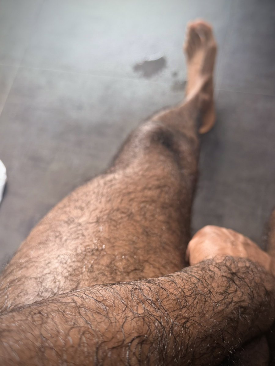 AdrianJeanX's tweet photo. Crazy how I have like no hair on my chest but my legs and arms are this hairy 🙈🦶🏾🫠 https://t.co/GtMTm79Hfc