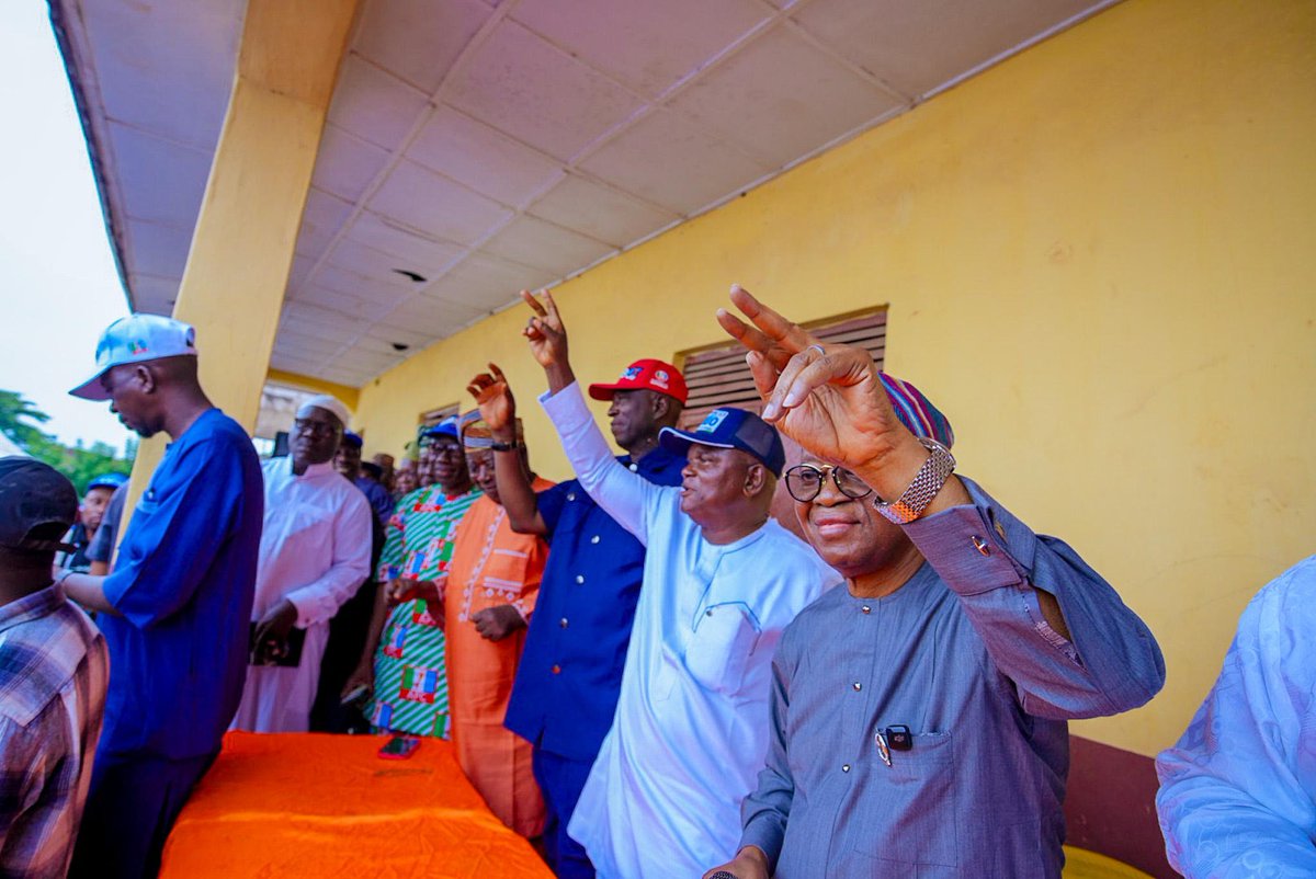_chiefagbabiaka's tweet photo. Oyetola Charges Boripe APC Members to Mobilise Support for AMBO

The former Governor of Osun State and Minister for Marine and Blue Economy, His Excellency Adegboyega Oyetola (@GboyegaOyetola) CON, has joined members of the All Progressives Congress (APC) in Boripe Local Government Area at their weekly meeting.

Addressing party members, Oyetola urged them to intensify grassroots mobilisation, canvas across their respective communities, and deploy their full energy towards ensuring victory for the APC candidate, Asiwaju Munirudeen Bola Oyebamiji @OyebamijiBola (AMBO), in the forthcoming Osun State governorship election.

The former governor emphasised the importance of unity, commitment and effective grassroots engagement, charging party faithful to take the APC campaign to every ward and community while remaining focused on delivering victory for the party.

The meeting featured enthusiastic participation from party leaders, stakeholders and members, who reaffirmed their commitment to the APC campaign and the candidacy of AMBO.