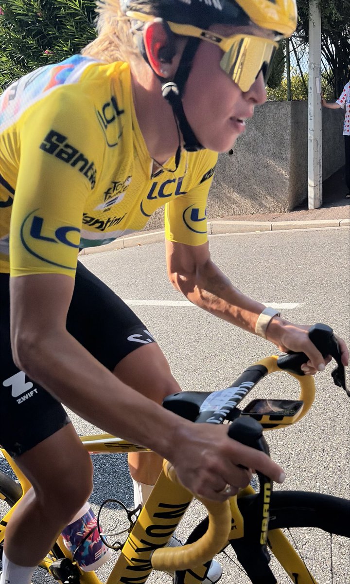 pjbouten's tweet photo. @BenjiNaesen I was at the bottom of the final climb.  Kasia did lose her balance when coming out of the corner and had to touch her brakes.  There were no barriers, only pavement.  It didn’t feel like she was deliberately hindered by Gery.  Forza Kasia! https://t.co/F5rwnCTRZx