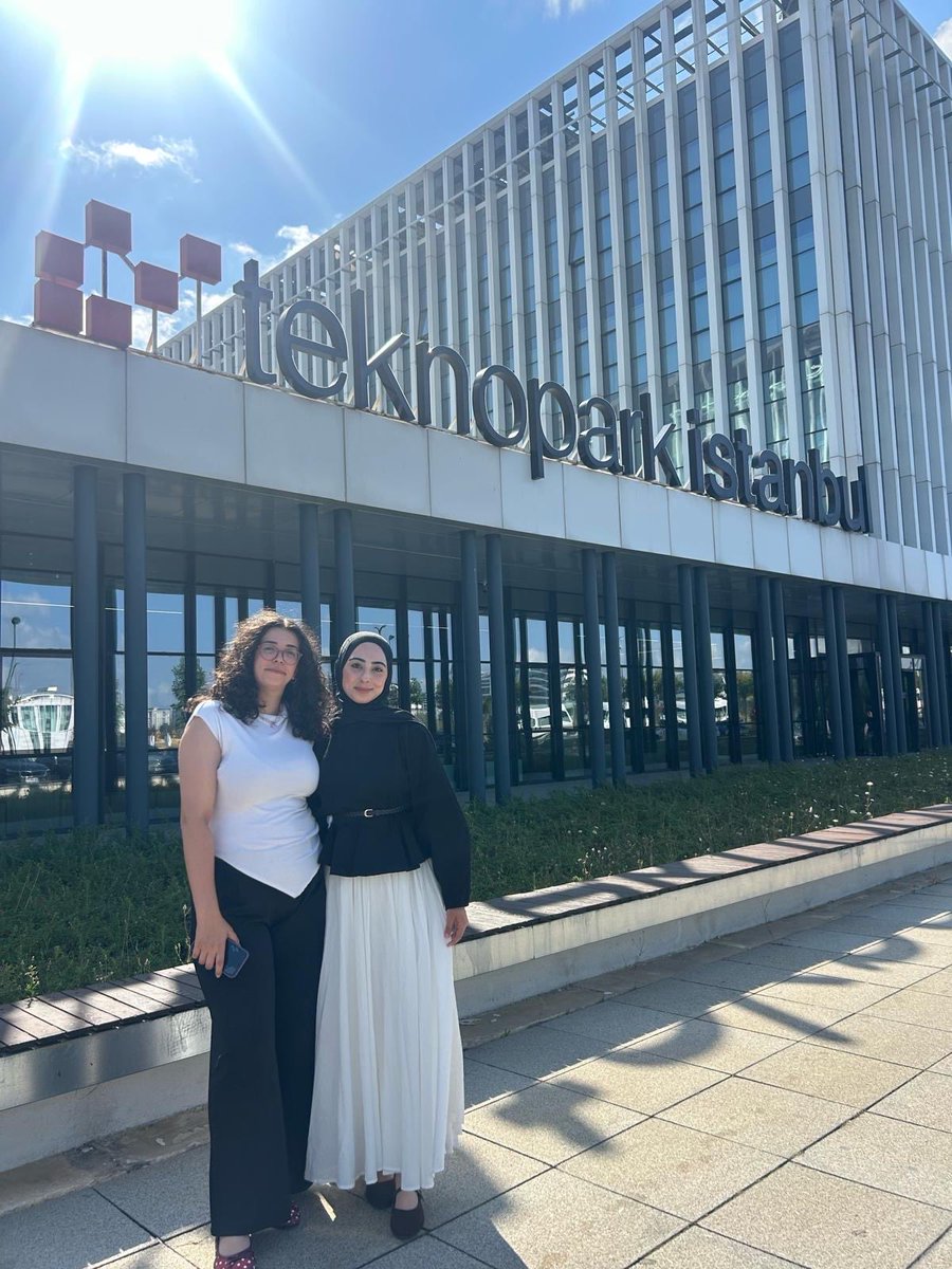 ProfHasanMandal's tweet photo. Kovandan Uzaklık: 26 km | 50 km | 446 km | 2.000 km 📍

Kovandan kilometrelerce uzakta olsalar da ortak duyguları aynı: İTÜ aidiyeti. 🐝

Öğrencilerimizden gelen her yeni mesajla “Kovandan Uzaklık”larımız değişse aidiyetimiz büyümeye devam ediyor. Farklı şehirlerde ve kurumlarda stajlarını sürdüren öğrencilerimizin İTÜ’de kazandıkları bilgi ve deneyimi sahaya taşırken, üniversitemize duydukları güçlü aidiyeti de yaşatmaları bu paylaşımları çok daha anlamlı kılıyor.

Kovandan 26 kilometre uzakta Turkcell’de staj yapan öğrencilerimiz, önceki paylaşımımızın ardından bu kez eksik kalan arkadaşlarını da yanlarına alarak yeniden bir araya gelmişler. 🐝

50 kilometre uzaktaki Teknopark’ta staj yapan öğrencilerimiz de farklı disiplinlerle birlikte çalışma fırsatı buluyor; İTÜ’de öğrendiklerini gerçek çalışma ortamında deneyime dönüştürüyorlar. ⚓

Kovandan 446 kilometre uzakta Ulaştırma ve Altyapı Bakanlığında staj yapan öğrencimizin yolu ise bu kez bir İTÜ mezunumuzla kesişiyor. Öğrencimizin “Ülkemizin dört bir yanında İTÜ’lü olarak İTÜ’lülerle buluşabilmek bambaşka bir şey.” sözleri, İTÜ’de kurulan bağların mezuniyet sonrasında da nasıl yaşamaya devam ettiğini gösteriyor. ✨

Kovandan yaklaşık 2.000 kilometre uzakta, Almanya’nın Dresden şehrinde staj yapan Uzay Mühendisliği öğrencimiz ise IAESTE aracılığıyla ILK'te (Hafif Yapı Mühendisliği ve Polimer Teknolojileri Enstitüsü) üç aylık uluslararası staj deneyimi kazanıyor. Öğrencimizin, edindiği bu deneyimin daha fazla İTÜ’lü öğrenciye ulaşmasını istemesi, İTÜ’deki paylaşma ve birlikte gelişme kültürümüzün sınırları aşan güzel bir örneği. 🌎

26 km, 50 km, 446 km, 2.000 km… Haritadaki uzaklıklar değişiyor; kovana duyulan aidiyet değişmiyor.

Üniversitemizi bulundukları her yerde başarıyla temsil eden öğrencilerimizi kutluyor, stajlarında ve kariyer yolculuklarında başarılarının devamını diliyorum.

@itu1773