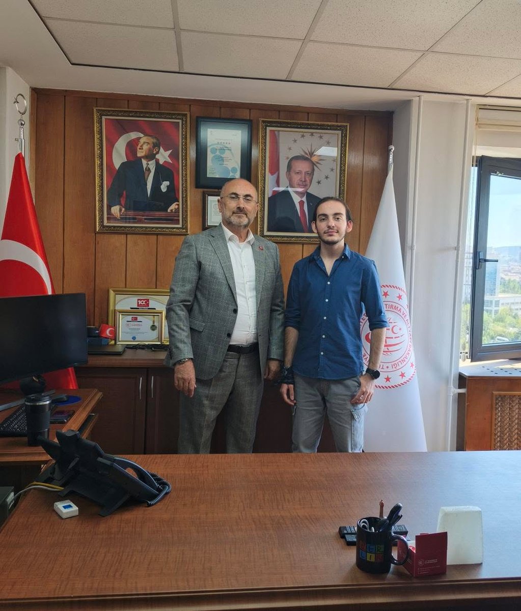 ProfHasanMandal's tweet photo. Kovandan Uzaklık: 26 km | 50 km | 446 km | 2.000 km 📍

Kovandan kilometrelerce uzakta olsalar da ortak duyguları aynı: İTÜ aidiyeti. 🐝

Öğrencilerimizden gelen her yeni mesajla “Kovandan Uzaklık”larımız değişse aidiyetimiz büyümeye devam ediyor. Farklı şehirlerde ve kurumlarda stajlarını sürdüren öğrencilerimizin İTÜ’de kazandıkları bilgi ve deneyimi sahaya taşırken, üniversitemize duydukları güçlü aidiyeti de yaşatmaları bu paylaşımları çok daha anlamlı kılıyor.

Kovandan 26 kilometre uzakta Turkcell’de staj yapan öğrencilerimiz, önceki paylaşımımızın ardından bu kez eksik kalan arkadaşlarını da yanlarına alarak yeniden bir araya gelmişler. 🐝

50 kilometre uzaktaki Teknopark’ta staj yapan öğrencilerimiz de farklı disiplinlerle birlikte çalışma fırsatı buluyor; İTÜ’de öğrendiklerini gerçek çalışma ortamında deneyime dönüştürüyorlar. ⚓

Kovandan 446 kilometre uzakta Ulaştırma ve Altyapı Bakanlığında staj yapan öğrencimizin yolu ise bu kez bir İTÜ mezunumuzla kesişiyor. Öğrencimizin “Ülkemizin dört bir yanında İTÜ’lü olarak İTÜ’lülerle buluşabilmek bambaşka bir şey.” sözleri, İTÜ’de kurulan bağların mezuniyet sonrasında da nasıl yaşamaya devam ettiğini gösteriyor. ✨

Kovandan yaklaşık 2.000 kilometre uzakta, Almanya’nın Dresden şehrinde staj yapan Uzay Mühendisliği öğrencimiz ise IAESTE aracılığıyla ILK'te (Hafif Yapı Mühendisliği ve Polimer Teknolojileri Enstitüsü) üç aylık uluslararası staj deneyimi kazanıyor. Öğrencimizin, edindiği bu deneyimin daha fazla İTÜ’lü öğrenciye ulaşmasını istemesi, İTÜ’deki paylaşma ve birlikte gelişme kültürümüzün sınırları aşan güzel bir örneği. 🌎

26 km, 50 km, 446 km, 2.000 km… Haritadaki uzaklıklar değişiyor; kovana duyulan aidiyet değişmiyor.

Üniversitemizi bulundukları her yerde başarıyla temsil eden öğrencilerimizi kutluyor, stajlarında ve kariyer yolculuklarında başarılarının devamını diliyorum.

@itu1773