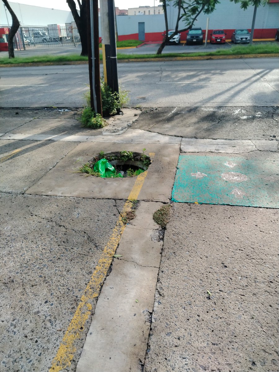PABLO_1981GIL's tweet photo. Registro sin tapa en calzada Gonzalez Gallo y del Rosario, colonia el rosario tlaquepaque, enfrente de paqueteria 3 Guerras, muy peligrosa puede caer algun peaton o vehiculo @GobTlaquepaque @quierotv_gdl @ImagenTVGDL @TelevisaGDL @TVAztecaJalisco @Trafico_ZMG https://t.co/bVKq3gvD0t