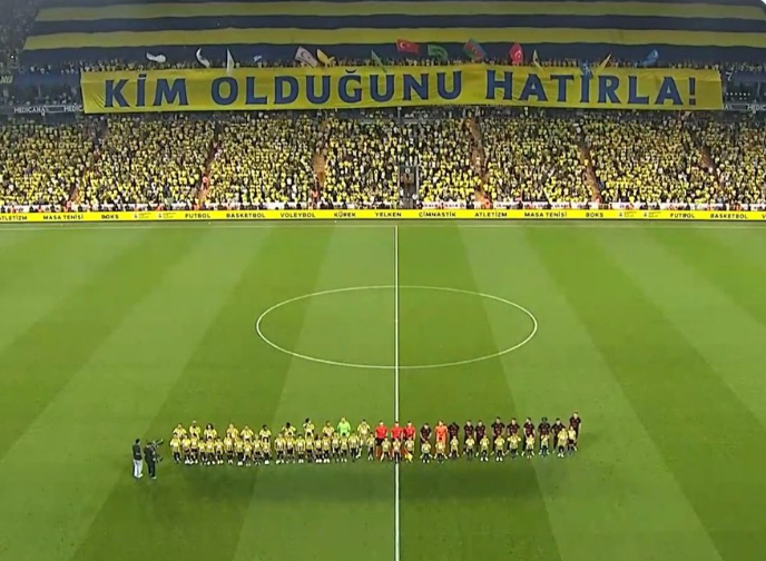 onuryazicioglu's tweet photo. Şimdi sizle transferler, kadrolar ya da teknik direktör tercihleri dışında ve Canımız Fenerbahçemiz için en önemli olan konuya ilişkin düşüncelerimi paylaşacağım. Fenerbahçe'nin içinde bulunduğu rekabetler içinde nasıl pozisyon aldığı konusu. 

Fenerbahçe sadece Türk sporunun değil, ülkenin en büyük markalarından biri, Türk sporunun en büyük markası. Hangi spor olursa olsun, Fenerbahçe lider markadır. 

Peki lider marka ne demektir? Lider marka, bulunduğu kategoriyi tarif eden markadır. Tribünleriyle, transferleriyle, tavrıyla, iddiasıyla belirleyici olan futbol markası, Türkiye'de Fenerbahçe'dir. 

Kendi kategorisini belirleyen markalar, konumlanırken, hizasını aynı kategorideki diğer markalara bakarak belirlemez. Canımız Fenerbahçemiz'in Türk futbolundaki pozisyonu, amiral gemisi pozisyonudur. 

Bu pozisyonun gereklilikleri şunlardır: 

1- Gündemi Fenerbahçe belirler
2- Kendini ispatlamaya çalışmaz
3- Rakiplerinin icraatlarını örnek almaz
4- Standartları belirler
5- Krizlerde öne çıkar
6- Trendleri oluşturur

Aziz Yıldırım yönetiminin gelir gelmez ipleri ele almasının altındaki en önemli sebep bu liderlik vizyonudur. 

Mesela, "transferle ilgili tüm gelişmeleri kulüp kaynaklarından takip edin" tavrının asıl sebebi, kulübün mecralarının pozisyonunu belirleyici pozisyon haline getirme amacıdır. 

Hatırlar mısınız? Ali Şen ve yönetimindekiler, "Fenerbahçe hangi oyuncuyu isterse alır" derdi. Aziz Yıldırım da kongre öncesinde benzer şeyler söylemişti. 

Bakın şimdi yapılan transferlere. Rakipte şu var, bizde bunu alıyoruz türünden hiçbir topa girmiyoruz. 

Kendi doğrularıyla, kendi gerçekleriyle, kendi gücüyle kendini imtihan eden bir Fenerbahçe ancak başarıya ulaşabilir. Çünkü amiral gemisi olmak bunu gerektirir. 

Gornik Zabrze maçında açılan "Kim Olduğunu Hatırla" pankartı, işte tam olarak ortak bilinçaltımıza lider konumlandırmasını çağrıştırıyor. 

Biz Sturm Graz'dan korkamayız. Biz Lyon ya da Sparta Prag'dan da korkamayız. 

Alacağımız herhangi bir futbolcu Fenerbahçe'ye sınıf atlatmaz, o oyuncu Fenerbahçe formasıyla sınıf atlar. Bunun aksi yönünde düşünen futbolcu zaten Fenerbahçe'de tutunamaz.

O yüzden yapılan ya da yapılacak transferlere çok büyük önem atfetmiyorum. Asıl önemli olan bizim camia olarak duruşumuzu,  ��slam Çupi ustanın "Fenerbahçe Cumhuriyeti ortalıkta yoksa, Türkiye yoktur, futbol yoktur, bolluk yoktur, insanlar yoktur, canlılar güç nefes alır" cümlesinin olduğu yere çekme zorunluluğudur. Bu pozisyonu kaybettiğimiz için senelerdir kazanamıyoruz.