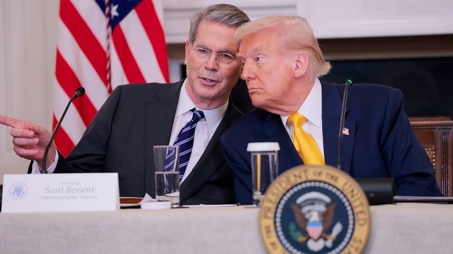 Jhonffonseca's tweet photo. El Secretario del Tesoro Scott Bessent acaba de soltar la jugada maestra que nadie vio venir y que deja a Irán completamente KO:
¡El presidente Trump está convirtiendo el Estrecho de Ormuz en irrelevante para siempre!
Escuchen esto con atención:
“Más del 50%-70% de la energía que hoy pasa por el estrecho ahora va a fluir por tuberías subterráneas.”
“El estrecho nunca volverá a ser lo que era.”
“Se va a volver irrelevante… se convertirá en solo otro cuerpo de agua.”
Esto no es una amenaza. Es un jaque mate histórico.
Mientras el mundo temblaba por el control del Golfo, Trump y Bessent ya construían el futuro energético que deja a los chantajistas sin poder.
El Estrecho de Ormuz acaba de morir.