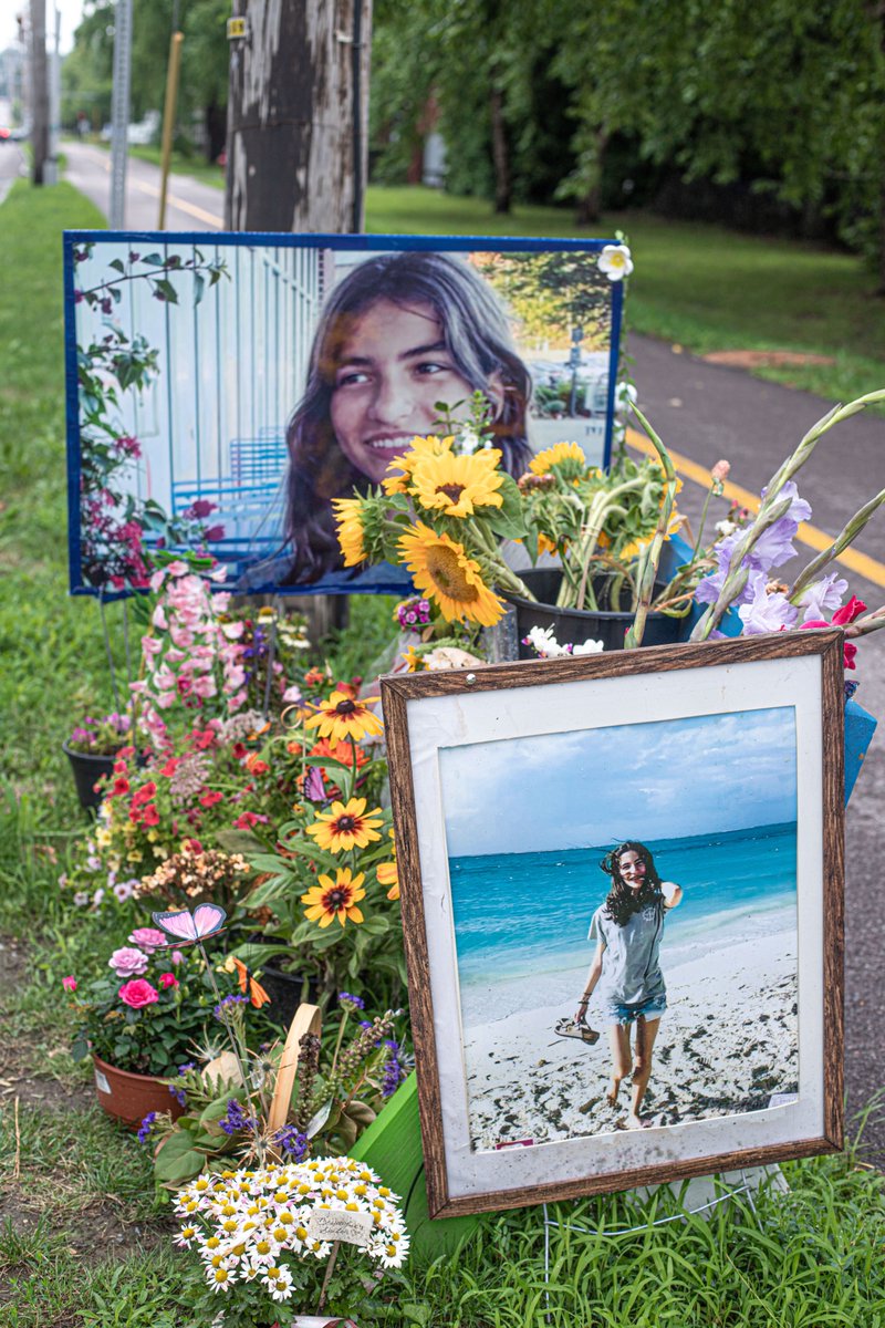 fotogosaurus's tweet photo. on pine street https://t.co/Ic6j4U7AmR #VT #Vermont #NewEngland #Burlington #PineStreet #memorial #tragedy #mourning #loss #accident #aftermath #remember #reflect #Wonder #lookBack #flowers #remembrance #Life #Death #Canon #StreetScene #sorrow #grief #August #Summer #LookBack https://t.co/d738dConj2