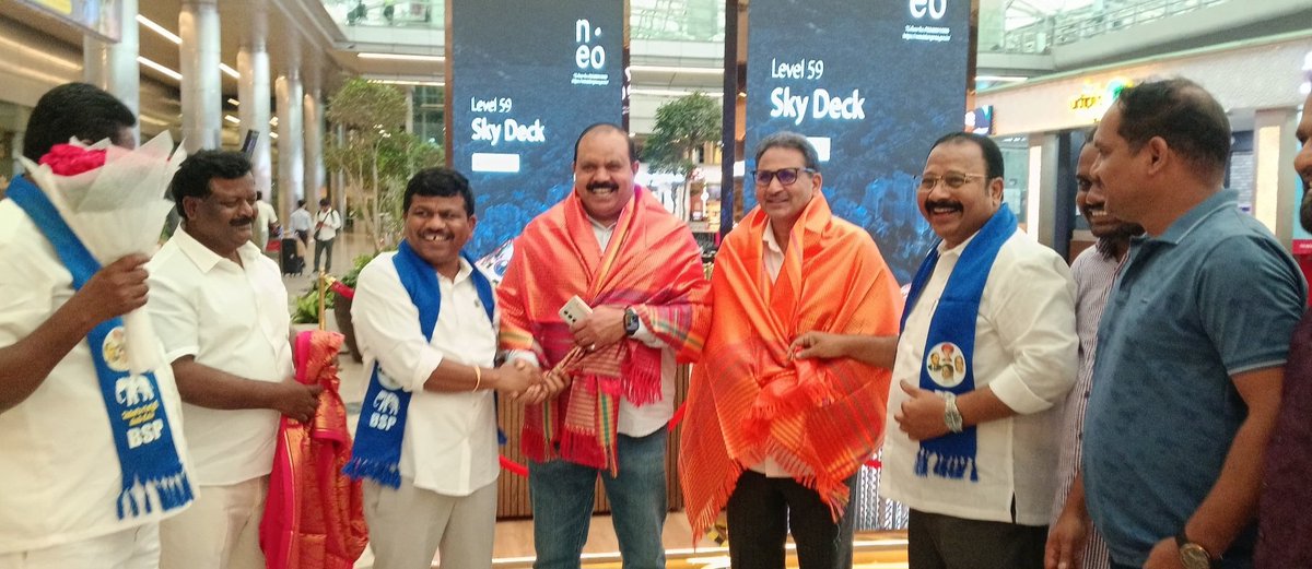 RaoAtar26082's tweet photo. बहुजन समाज पार्टी की राष्ट्रीय अध्यक्ष आदरणीया बहन कु मायावती जी (पूर्व मुख्यमंत्री पूर्व सांसद लोकसभा व राज्यसभा,उ.प्र) के आदेशानुसार संगठन समीक्षा एवं विस्तार बैठक करने तेलंगाना प्रदेश की राजधानी हैदराबाद पहुंचने पर हैदराबाद एयरपोर्ट पर तेलंगाना स्टेट के अध्यक्ष श्री इब्राम शेकर जी, प्रदेश उपाध्यक्ष श्री राम कृष्ण जी,प्रदेश महासचिव एवं मुख्य जोंन इंचार्ज श्री बी.ईश्वर जी,श्री दयानन्द राव जी, श्री निशनी रामचंद्रम जी, प्रदेश कोषाध्यक्ष श्री प्रणय जी,प्रदेश कार्यकारिणी सदस्य मातीङ्गे अशोक जी एवं हैदराबाद जिला कमेटी के पदाधिकारीयो ने रिसिव किया।