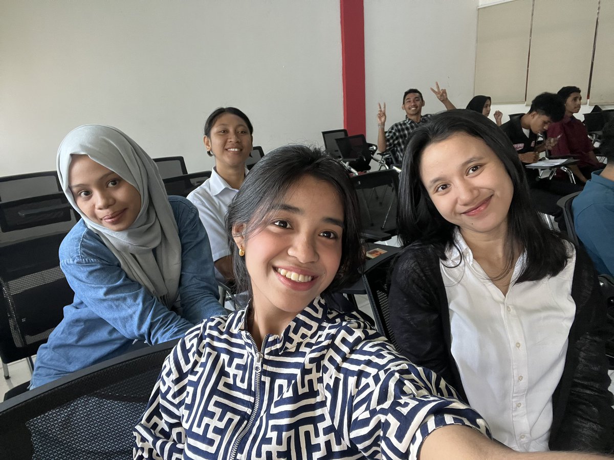skuarw's tweet photo. salah satu efek gap year adalah temenan sama anak muda (soalnya gue yg paling tua di kelas btw) 🙂😭 https://t.co/y8Z77VznHL