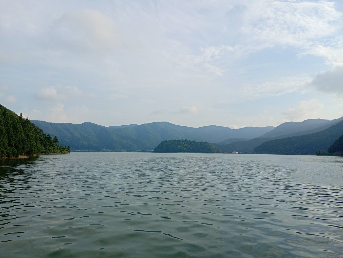 unpairo's tweet photo. 三方五湖エリアに到達。日暮れ前に南側の三湖（水月湖・三方湖・菅湖）を周回した。
緑に包まれた静かな湖面。水鳥の多数生息する自然保護区でもある。

#わ��さいくる https://t.co/k5WXf8ljhg