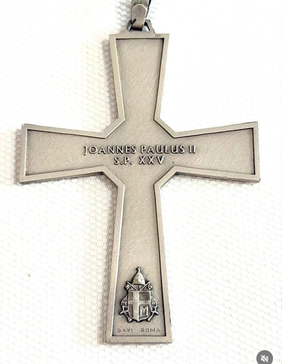 Damian_North's tweet photo. The pectoral cross given by Pope John Paul II to all bishops to celebrate the 25th year of his pontificate - I like it. What do you guys think? #PopeJohnPaulII this one belongs to his Irish Secretary #Catholic https://t.co/zmZD7EXSOj