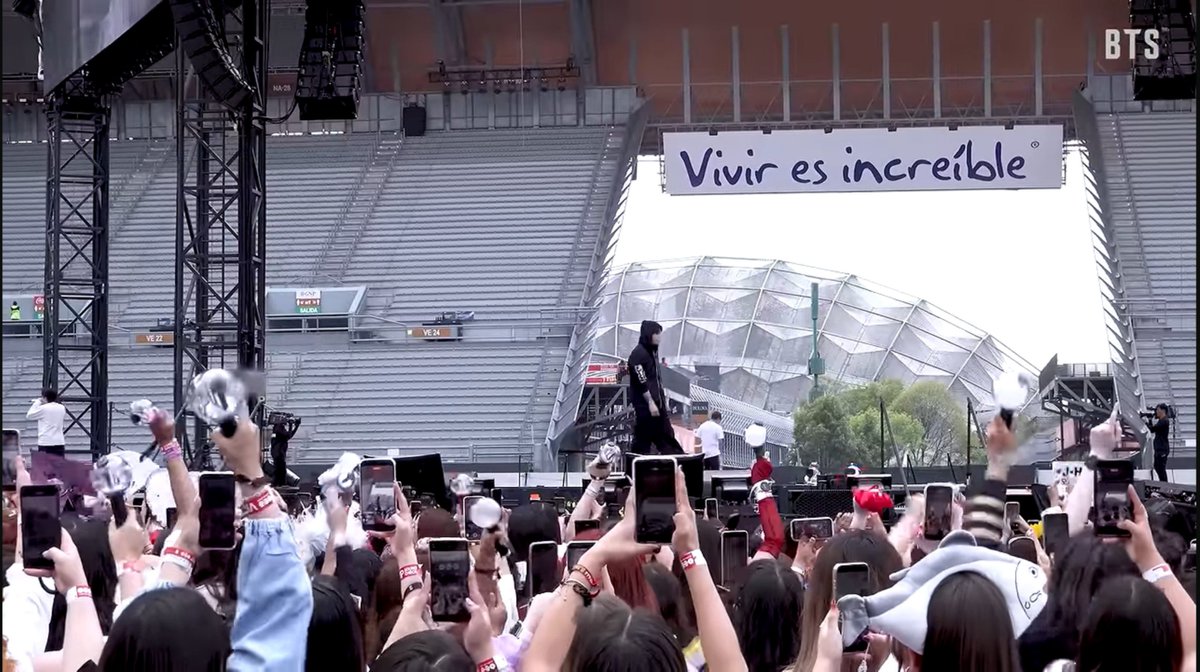 jkmysun7's tweet photo. Lo magico que es ver a tus favs con el "vivir es increíble" de fondo https://t.co/vvy6NQHAlr
