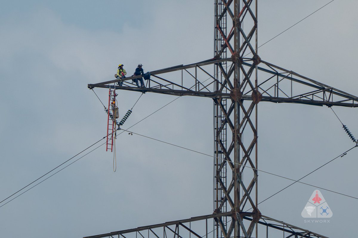 Skyworx_Media's tweet photo. Aerial backyard power maintenance ongoing this afternoon. Man those dudes gotta be hot!! I shot video of this chopper a couple of weeks ago.
#aviation #avgeek #powerline #IBEW https://t.co/KzRNlDRPlP