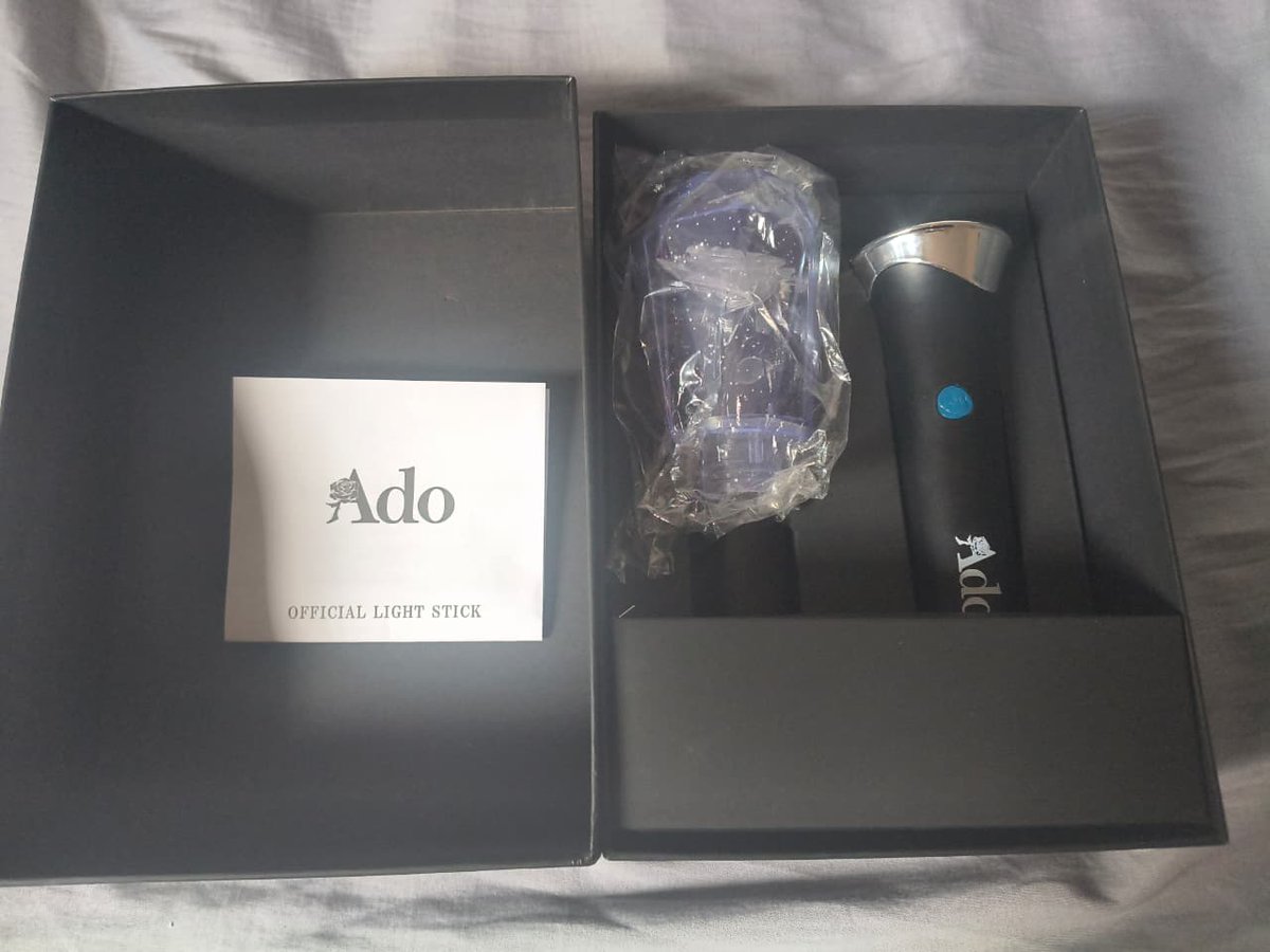 EijiHavoc's tweet photo. Olá pessoal, tudo bem?
Eu estou de mudança para um apartamento muito menor e preciso infelizmente vender umas coisas, eu provavelmente vou postar mais durante essa semana.

Estou vendendo o Light Stick oficial da Ado e o Broche também. + https://t.co/Re9RXpyGYQ