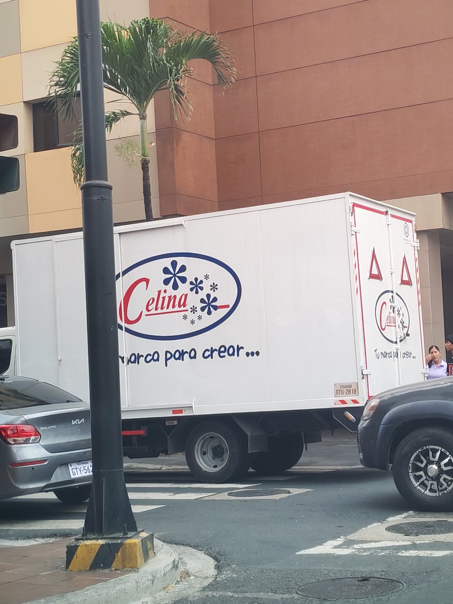 LissAmelia's tweet photo. @ATM_Transito en plena intersección de Boyacá, tapando la vía. https://t.co/Wwh0B9LFWh