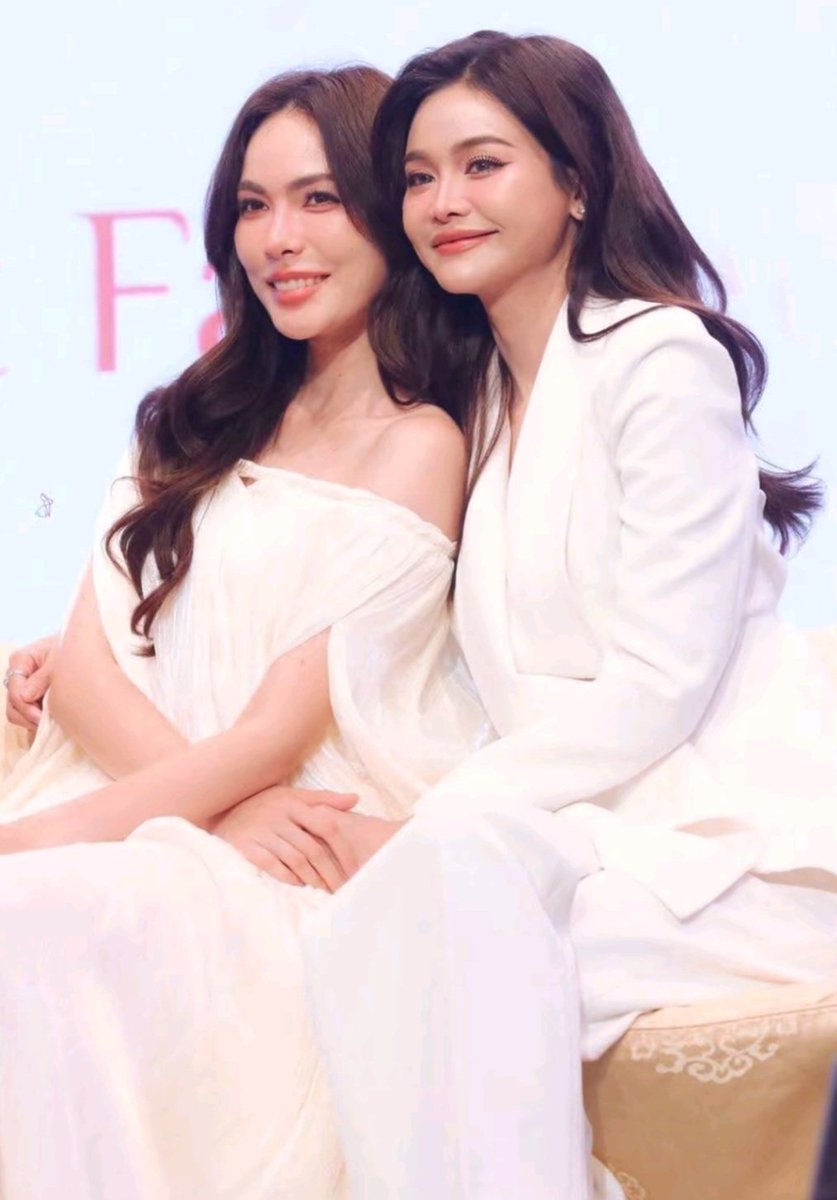 SoretDisney's tweet photo. They're a real couple ✅️ 💯 ❤️ 
👀👩‍❤️‍💋‍👩💍 https://t.co/WiNL0Qru3v