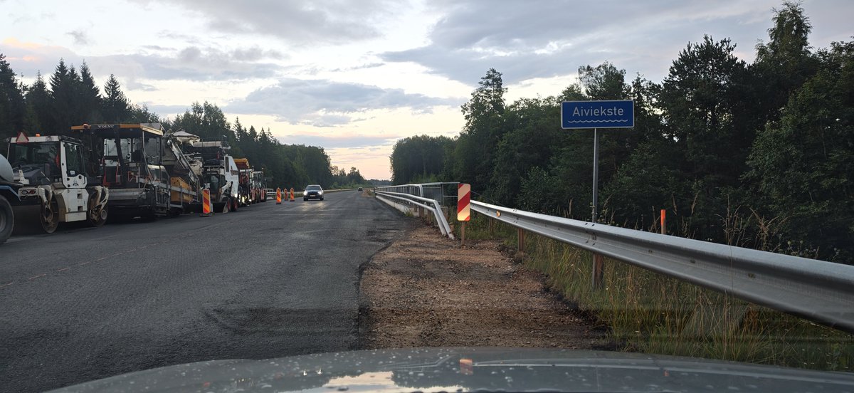 haha_best's tweet photo. Nez' tas joks vai pilnigi nejauši, vai kāds cits iemesls, bet Aviekste kaut kā  pēkšņi kļuvusi par Aivieksti. Varbūt @LVceli ir kads komentārs?
Tīnūži-Koknese, P80: https://t.co/4R5BYOKNjZ