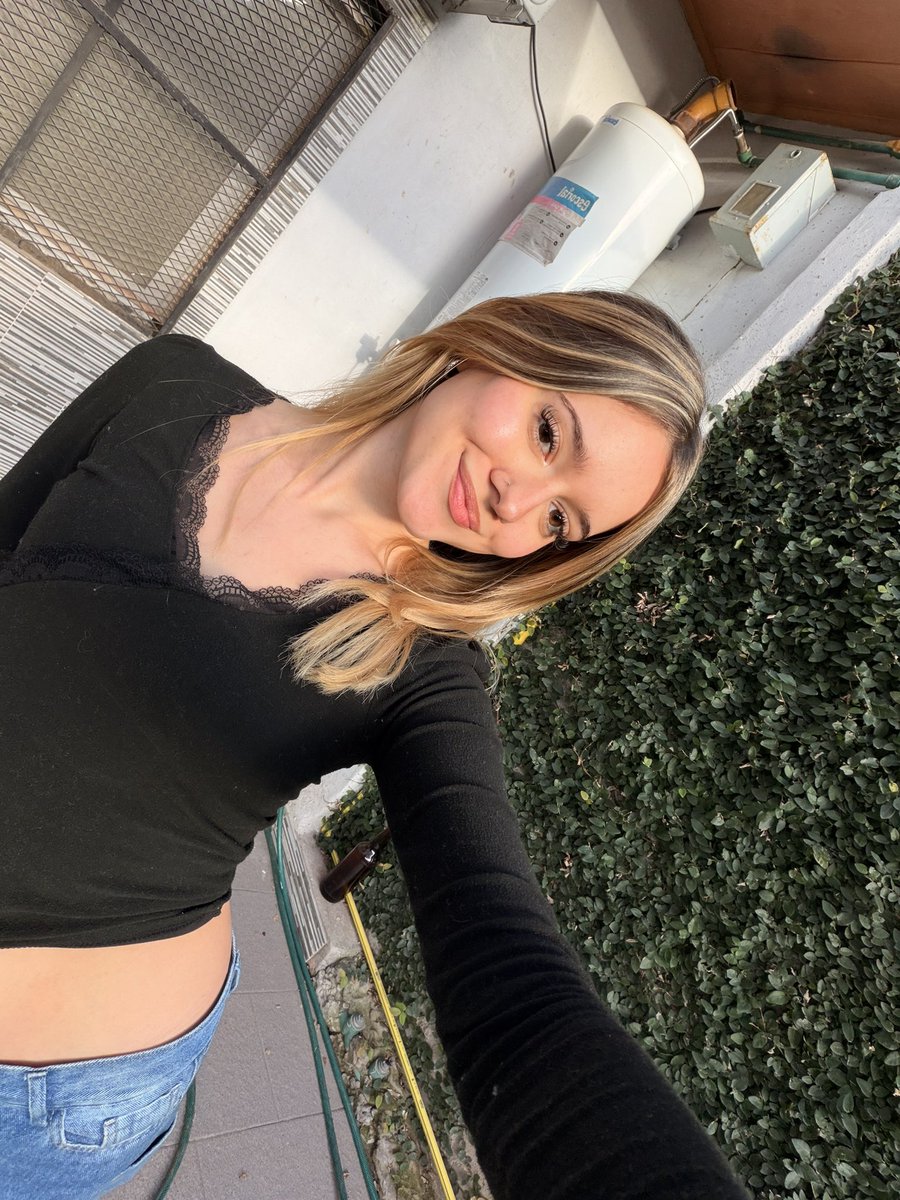 14Ludmilaaa's tweet photo. Me saqué estas selfies en el solcito y después miro atrás e inmediatamente se me vino a la mente “muchos me están preguntando que calefon uso” https://t.co/cykgb6f2LF