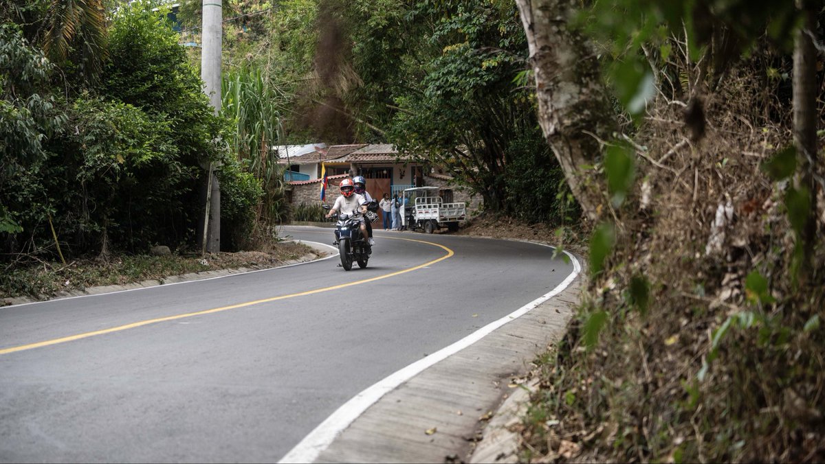 ICCUGOB's tweet photo. Visitamos la vía de acceso a #Nocaima donde rehabilitamos 3,4 kilómetros desde la Concesión Sabana de Occidente hasta el ingreso al casco urbano, con una inversión de $9.720 millones.
Obra que incluyó cunetas, alcantarillas, un muro de contención y señalización. https://t.co/ouyVPppdVT