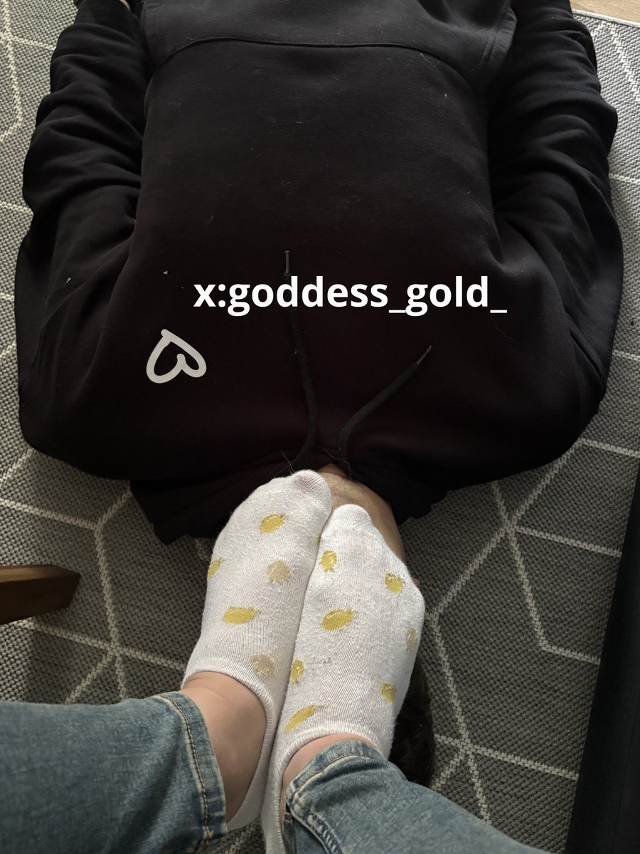 boginigold_'s tweet photo. Nie ma nic lepszego niż skarpetki po całym dniu na twoim pyszczku 🤭

#feet https://t.co/onL1PczIl1