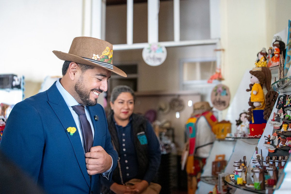 IEPS_Ec's tweet photo. ☕🛍️ ¡#Loja convierte el talento de sus emprendedores en oportunidades! 🇪🇨

Nuestro director general, @TJJuanchoD, recorrió la #TiendaSomosLoja, un espacio que conecta a más de 150 emprendedores y actores de la #EPS de la Región 7 con consumidores, visibilizando el talento, la identidad y la calidad de sus productos. 🤝

☕ Café de especialidad 
🍫 Chocolates y bocadillos
🌱 Productos de la agricultura familiar
🧵 Artesanías y textiles
💍 Bisutería y artículos hechos a mano
🍽️ Gastronomía tradicional