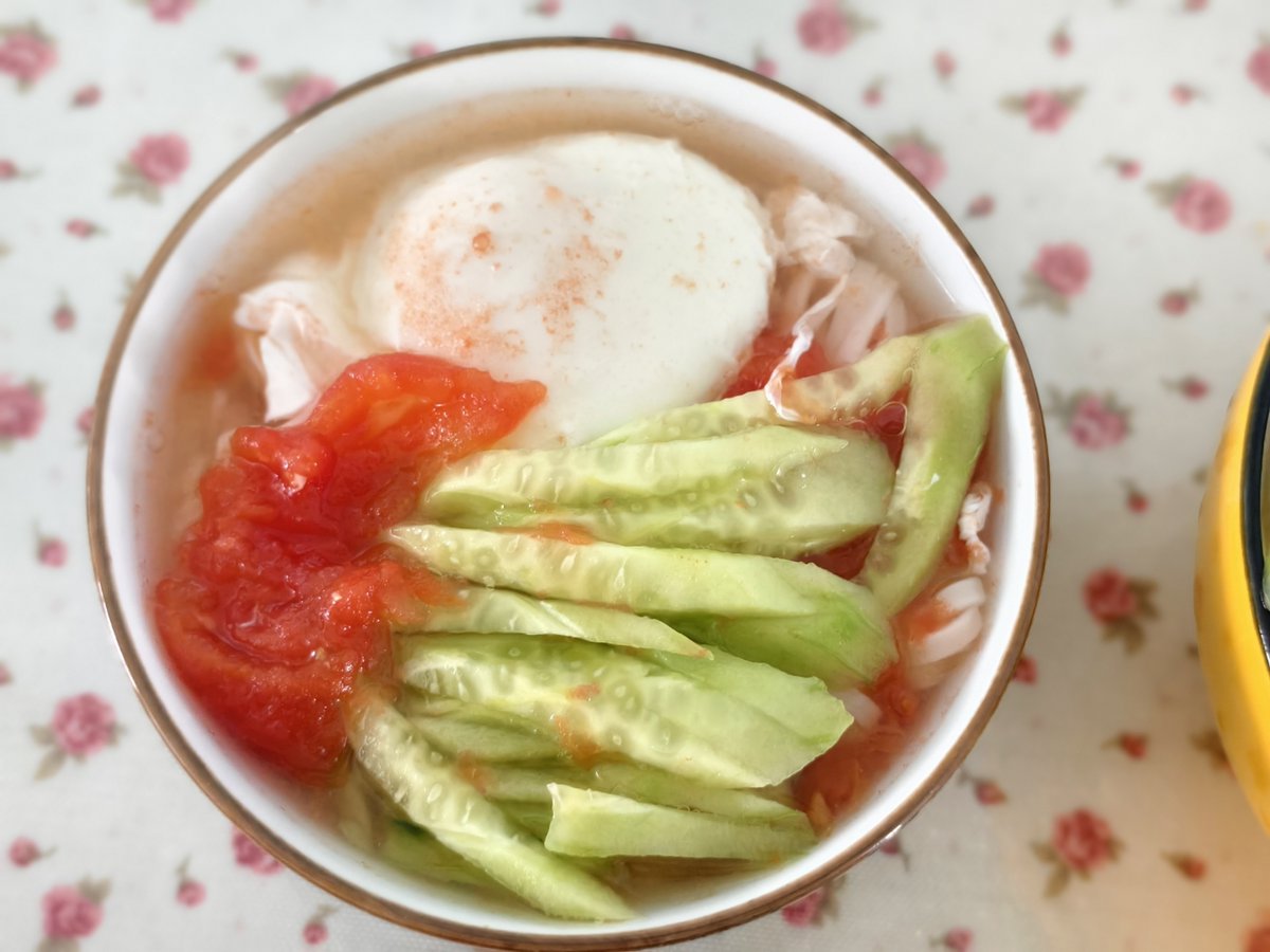 NitTwit7's tweet photo. Just enjoyed a cozy quick lunch: tomato egg noodles with a side of fresh cucumber slices. Warm, simple and so satisfying for a busy weekday! https://t.co/kHYPpSjYHQ