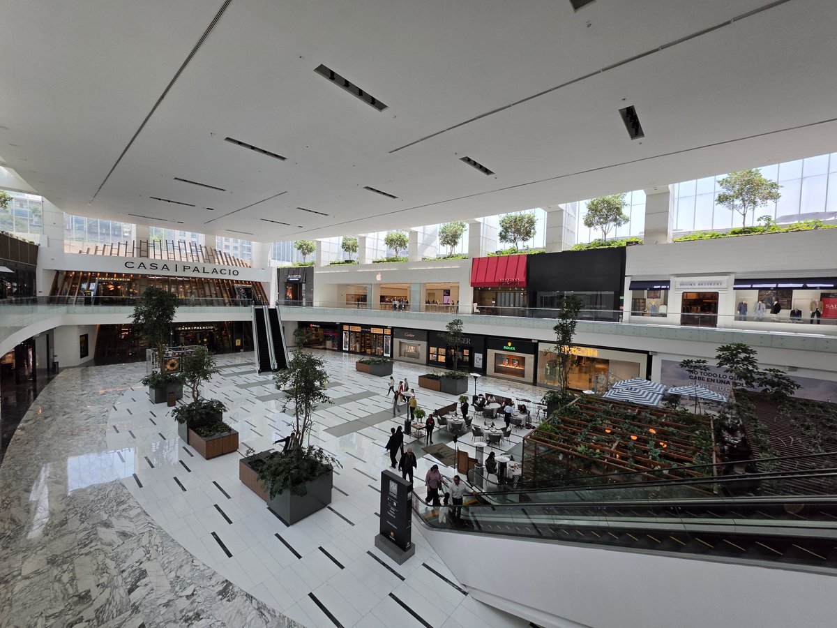 vicastega's tweet photo. Han dejado decaer a Vía Santa Fe, la que prometía ser la zona de lujo de Centro Santa Fe. Siento era buena oportunidad para que, tras el cierre de Saks Fifth Avenue, reubicaran aquí algunas de las marcas que tenía la departamental gringa. https://t.co/kyu7JdsgS1
