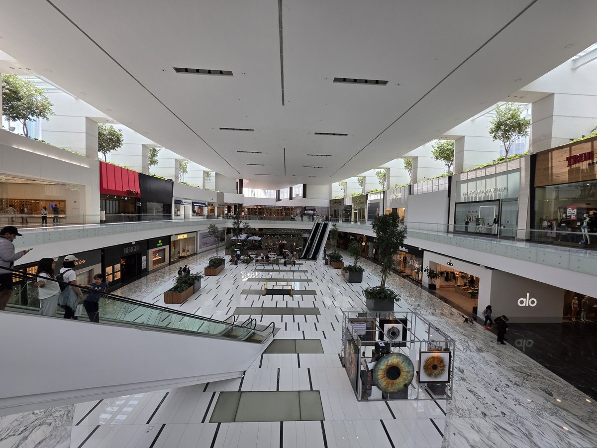 vicastega's tweet photo. Han dejado decaer a Vía Santa Fe, la que prometía ser la zona de lujo de Centro Santa Fe. Siento era buena oportunidad para que, tras el cierre de Saks Fifth Avenue, reubicaran aquí algunas de las marcas que tenía la departamental gringa. https://t.co/kyu7JdsgS1
