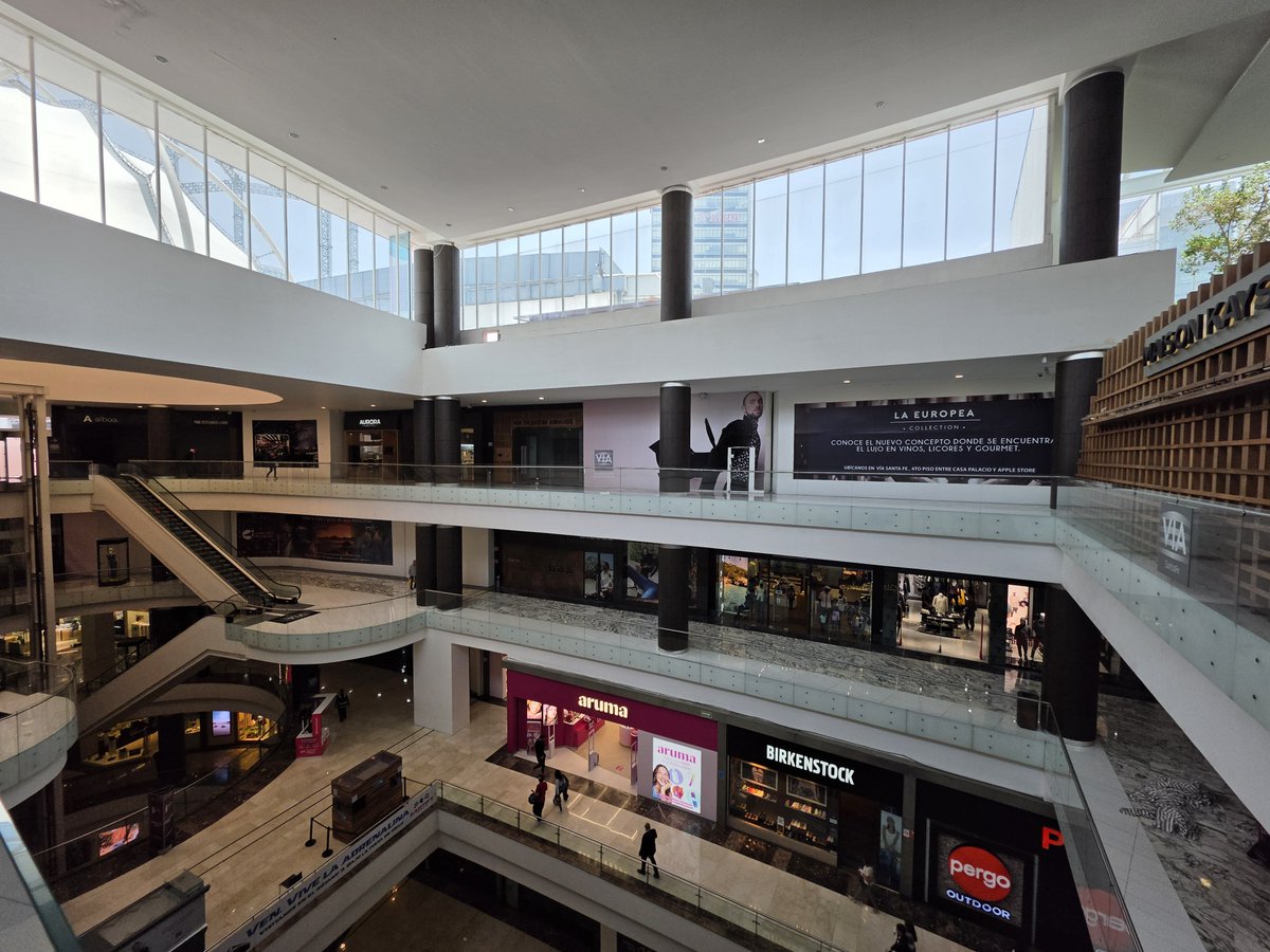 vicastega's tweet photo. Han dejado decaer a Vía Santa Fe, la que prometía ser la zona de lujo de Centro Santa Fe. Siento era buena oportunidad para que, tras el cierre de Saks Fifth Avenue, reubicaran aquí algunas de las marcas que tenía la departamental gringa. https://t.co/kyu7JdsgS1