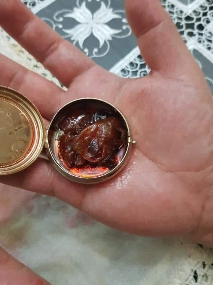 Samuel43750453's tweet photo. Here is a “MIRACLE” of the Roman church.
Bloody Cookie!

Nasty! https://t.co/jI4mxVqvCr