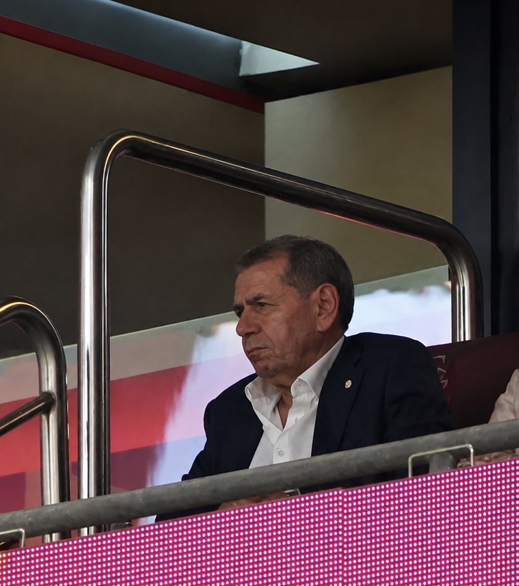 winner_gsaray_'s tweet photo. Galatasaray tribünleri:

"Abdullah Kavukcu istifa!"
"Söylesene başkan, transferler nerede?" https://t.co/aGp7Sp56aR