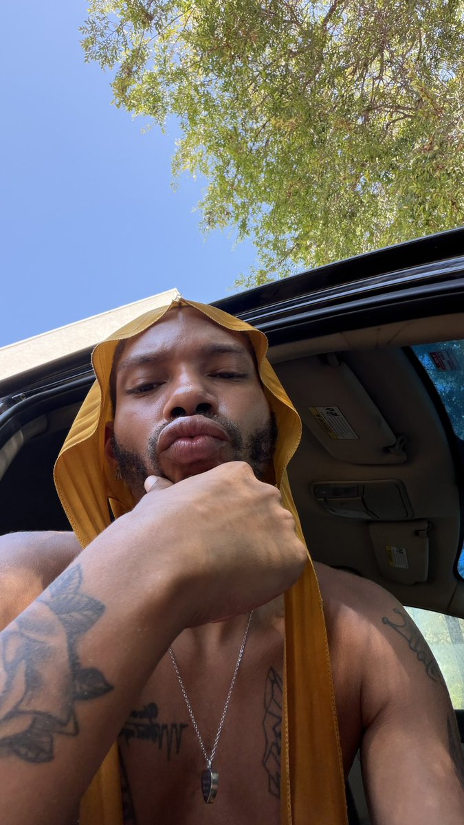 pharaohrockie's tweet photo. 😘 kiss or suck 🍆? https://t.co/YuUWi8W9EN