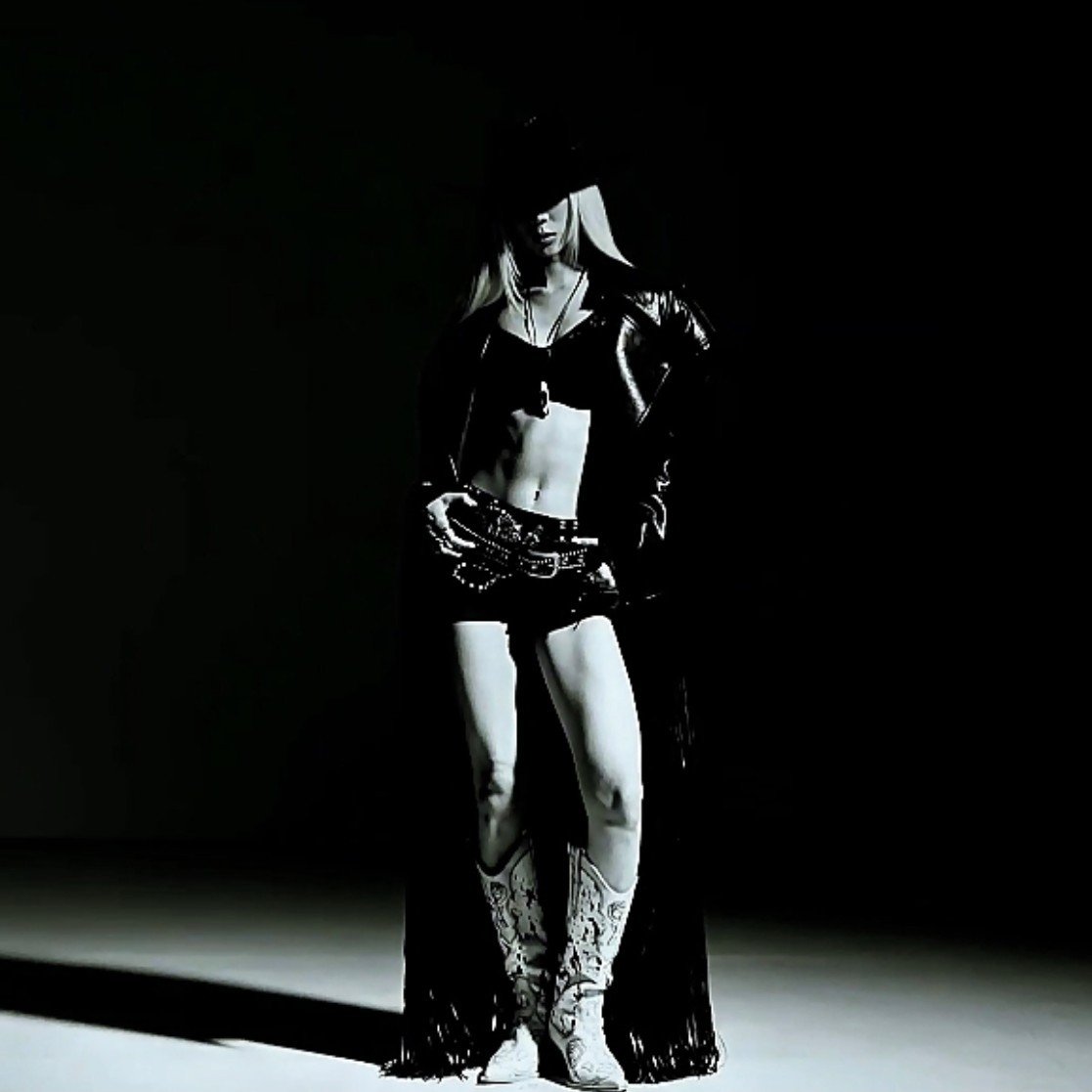 Dabeztt's tweet photo. SADDLE UP 🖤💥 https://t.co/GIuXwxdPsv