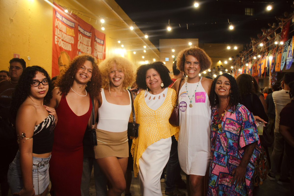 angelaabukce's tweet photo. @ttdaaya @erimotaa @biologiagabriel @zuleidequeirozf @ailtonlopespsol @Adrianageronim @renatoroseno ☀️💗 https://t.co/lalQJUDSav