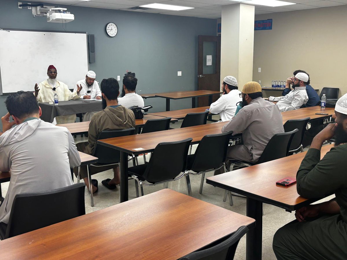 facultyhadithto's tweet photo. صور من المحاضرة عن (ذكرياتي عن كلية الحديث بالجامعة الإسلامية بالمدينة) لكلية الحديث بتورونتو بكندا للشيخ باقشيش

Pictures from the lecture on (Memories of the College of Hadith at the Islamic University of Madinah) organized by the Faculty of Hadith of Toronto by Dr. Baqshish https://t.co/HJclptpDJI