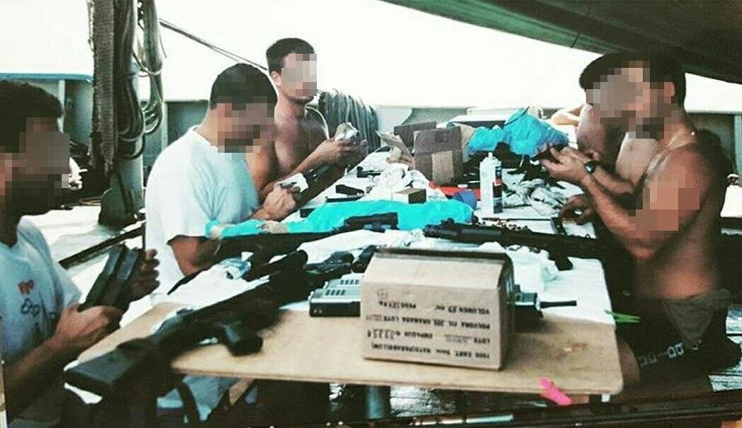 tacticalporn's tweet photo. Vieja escuela #UEI 🇪🇸👊🏻

Guardias Civiles de la Unidad Especial de Intervención preparando su armamento previo a un abordaje en aguas del Océano Índico, cerca de Maldivas.

Vemos HK MP5 A4 y A5 (culata fija y retráctil) con linternas 🔦Surefire 660. También algún cargador de G17. https://t.co/Eeh3qzFB7q