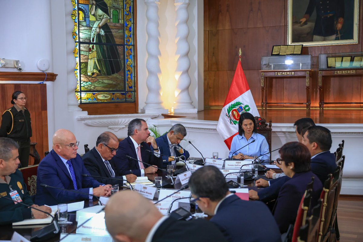 presidenciaperu's tweet photo. La presidenta de la república, Keiko Fujimori, se reunió con el fiscal de la nación, Tomás Gálvez, el presidente del Consejo de Ministros, Luis Galarreta, y los ministros del Interior, César Astudillo; de Defensa, Rafael Belaúnde; y de Justicia, Ernesto Álvarez, para coordinar acciones frente a la criminalidad.

La presidenta destacó la importancia de fortalecer el trabajo conjunto entre las instituciones para enfrentar la delincuencia y lograr una justicia más rápida y efectiva.