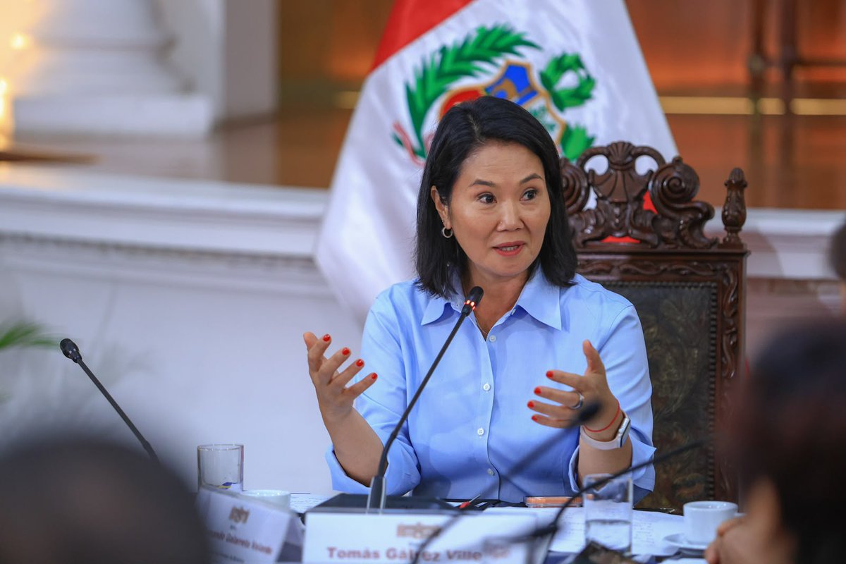 presidenciaperu's tweet photo. La presidenta de la república, Keiko Fujimori, se reunió con el fiscal de la nación, Tomás Gálvez, el presidente del Consejo de Ministros, Luis Galarreta, y los ministros del Interior, César Astudillo; de Defensa, Rafael Belaúnde; y de Justicia, Ernesto Álvarez, para coordinar acciones frente a la criminalidad.

La presidenta destacó la importancia de fortalecer el trabajo conjunto entre las instituciones para enfrentar la delincuencia y lograr una justicia más rápida y efectiva.
