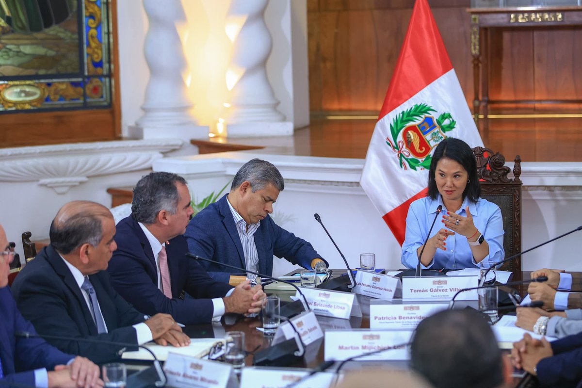 presidenciaperu's tweet photo. La presidenta de la república, Keiko Fujimori, se reunió con el fiscal de la nación, Tomás Gálvez, el presidente del Consejo de Ministros, Luis Galarreta, y los ministros del Interior, César Astudillo; de Defensa, Rafael Belaúnde; y de Justicia, Ernesto Álvarez, para coordinar acciones frente a la criminalidad.

La presidenta destacó la importancia de fortalecer el trabajo conjunto entre las instituciones para enfrentar la delincuencia y lograr una justicia más rápida y efectiva.