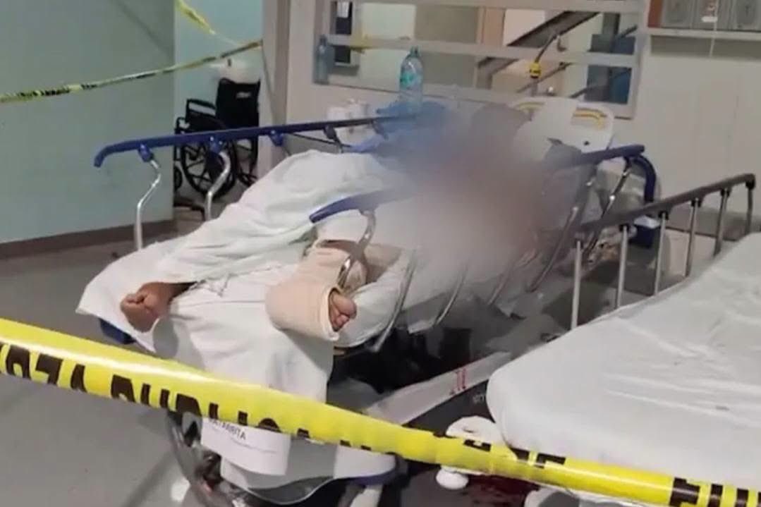 unpoliciadecr's tweet photo. Sujeto ayer fue asesinado por sicarios DENTRO del hospital de nicoya. 
- Tenía custodia de GAO, pero el poder judicial solicitó quitar la policía del sitio, poco después llegaron a matarlo. 
Los leemos: 👇🏽 https://t.co/8yjcQ05IWG