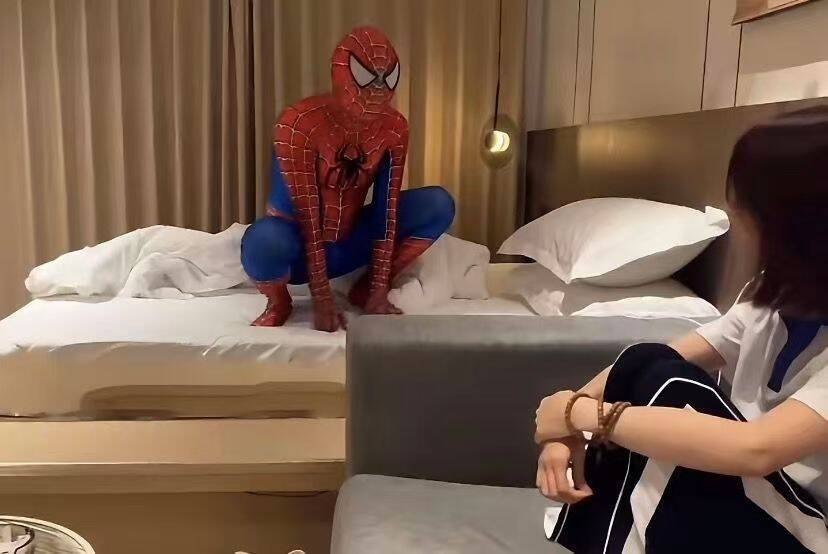 CallmeLeecan's tweet photo. 蜘蛛侠 探花 ？这是哪一部？ https://t.co/fWY50r7rsf