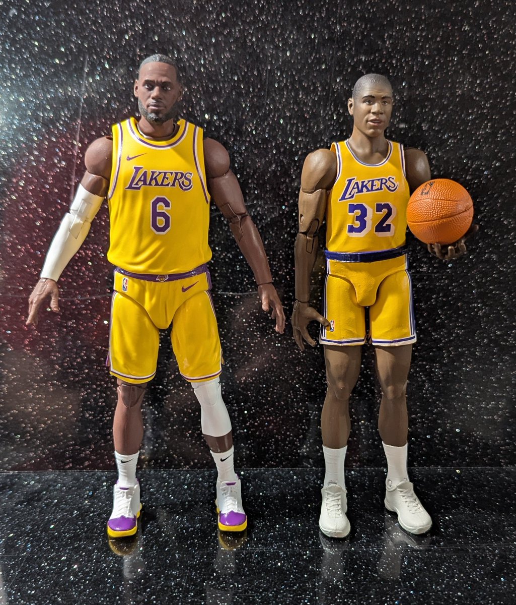 SalemCrow's tweet photo. Comparisons between the new @mcfarlanetoys sports figures &amp; @Hasbro @SLUOfficial_ @Collegiatelegnd figures. https://t.co/uXmh3uv9Sc