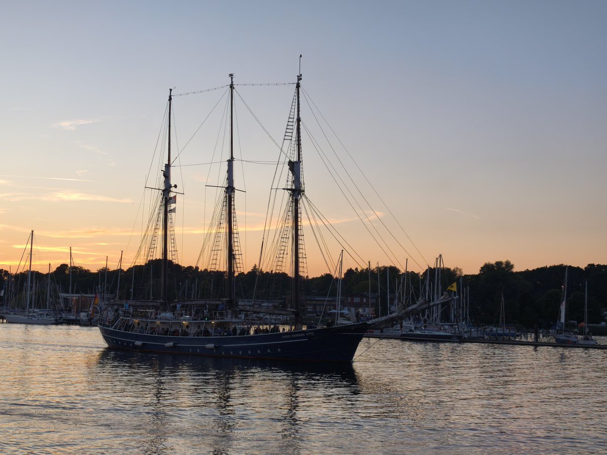 k4ii_'s tweet photo. Und die ersten Schiffe kommen rein. Für die Skipper - sie müssen in einer Stunde um den Knick in der Warnow um das Feuerwerk zu sehen kommen. Für mich - ich muss so stehen das kein Schiff plötzlich im Weg ist #hansesail ⛵ https://t.co/EAc6brj5bj