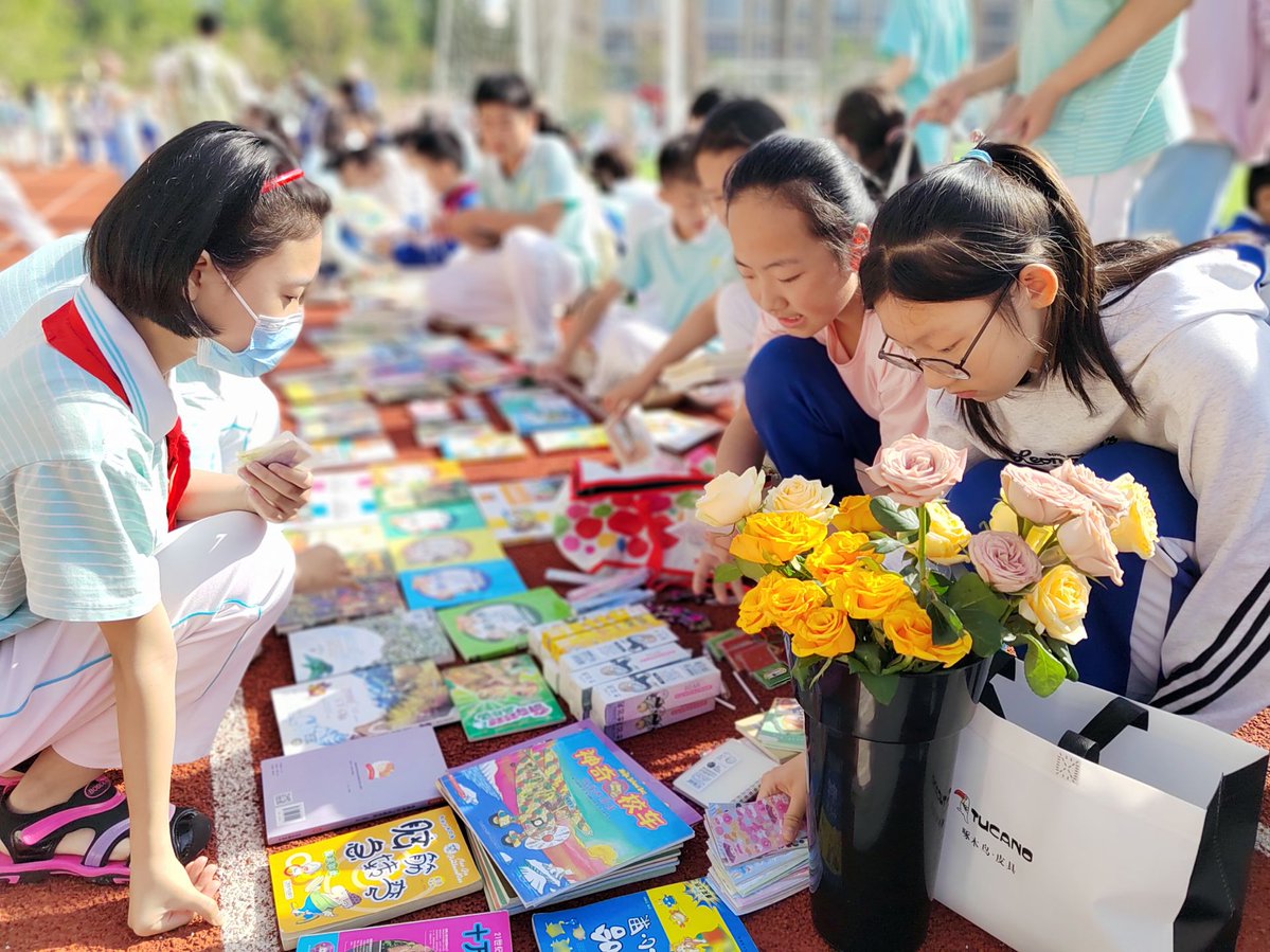 itsqaeda's tweet photo. Just wrapped our campus book swap! Members swapped 120+ pre-loved books, chatted about favorite reads, and made new friends. Next up: movie night on Fri! #CampusClub #BookLovers https://t.co/hW2427z6es