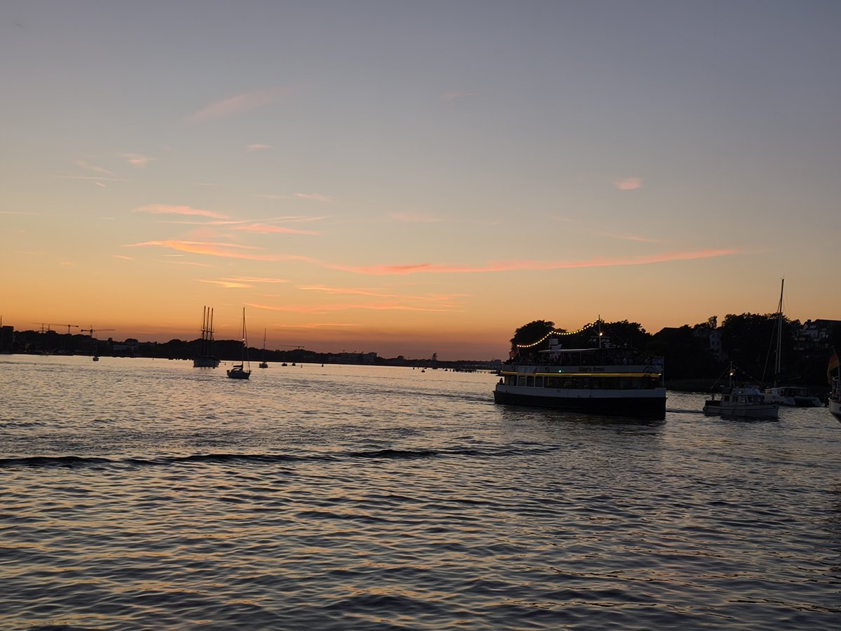 k4ii_'s tweet photo. Und die ersten Schiffe kommen rein. Für die Skipper - sie müssen in einer Stunde um den Knick in der Warnow um das Feuerwerk zu sehen kommen. Für mich - ich muss so stehen das kein Schiff plötzlich im Weg ist #hansesail ⛵ https://t.co/EAc6brj5bj