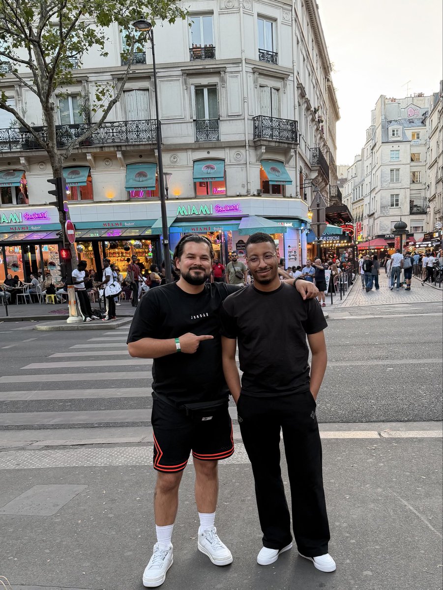 VPMatador's tweet photo. No better way to spend my last day in Paris than walking around the city with @l2l_mrR 🇫🇷 https://t.co/p17TejwHDS