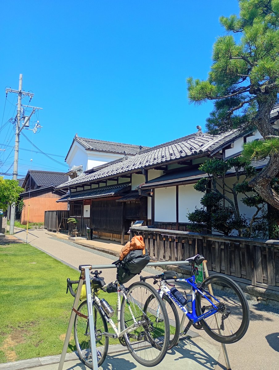 unpairo's tweet photo. 小浜の市街地に入り、昨年行けなかった歴史スポットを訪問。

江戸後期に建てられた「護松園」は北前船で富を築いた豪商の別邸。日本庭園を眺めながらカフェ休憩できる贅沢な空間だった。

#わかさいくる https://t.co/dqNDUsgJ8E