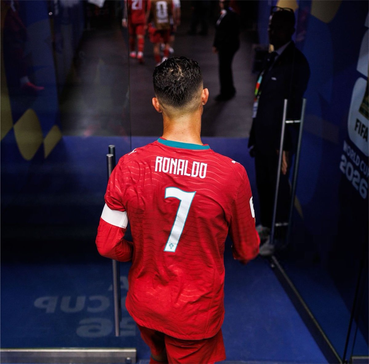 MousaQi's tweet photo. 🗣️رامين رضائيان [لاعب ايران]

عندما رأيت كريستيانو رونالدو شعرت بحزن شديد

رؤية لاعب في هذا المكانة لاعب قدّم الكثير وتألق بهذا الشكل مع منتخب بلاده، ثم يأتي في سن الأربعين وما زال يلعب كرة القدم

ما حدث كان مؤلمًا

كنت أتمنى قبل كل شيء أن يحظى رونالدو بقليل من الهدوء والراحة، لأنني أحبه كثيرًا، حقًا كثيرًا

عندما أرى حياته الصعبة، وأرى كم ضحّى بالكثير من متع الحياة من أجل الوصول إلى هذه المكانة والبقاء فيها، أشعر أنني أريد أن أصفق له كل يوم

حتى لو كنت في إيران، لكنت أصفق للاعب بهذه العقلية وبهذه النظرة